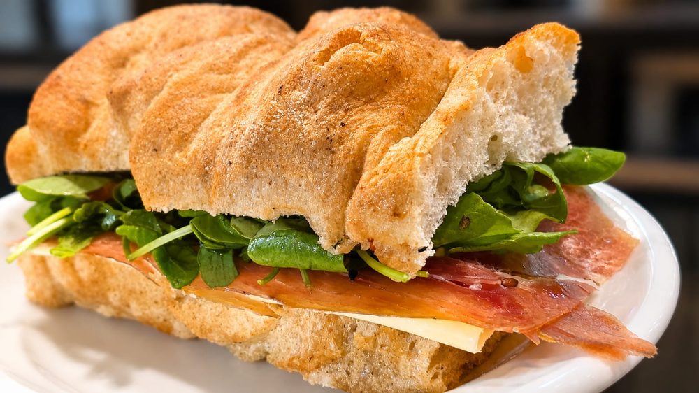 Sandwich del día en pan artesanal