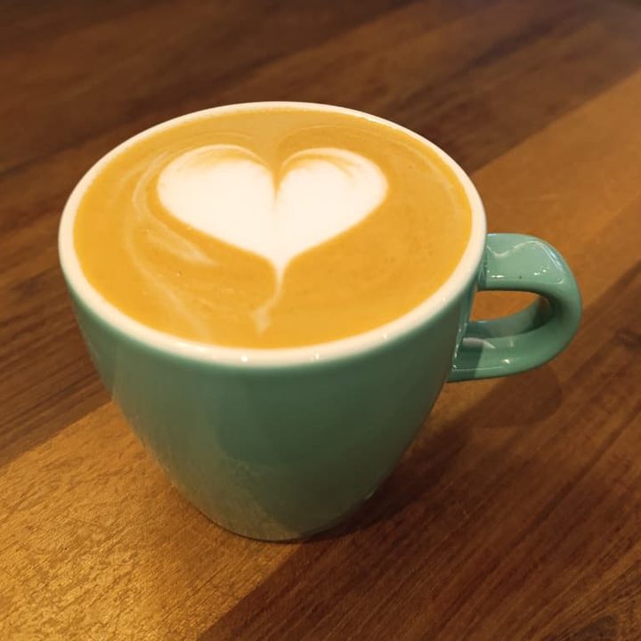 Café con latte art en forma de corazón