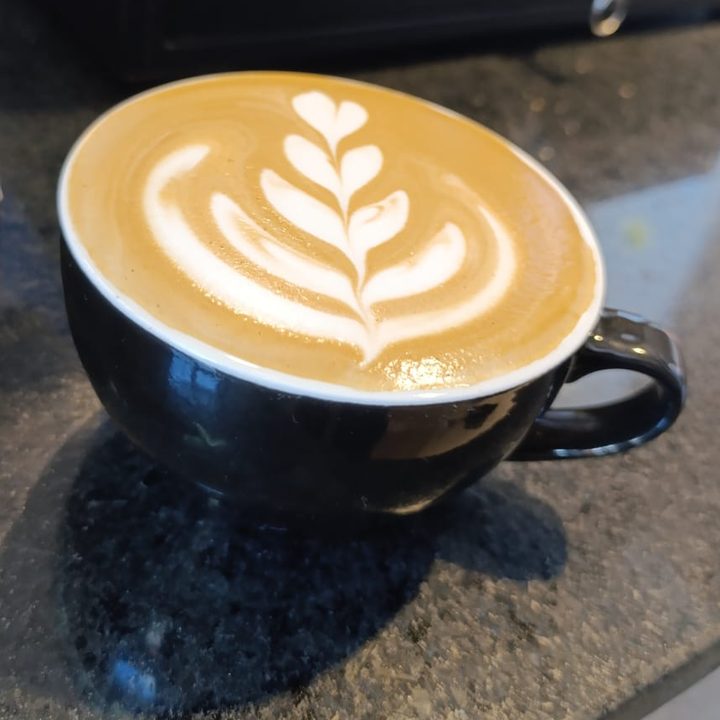 Latte art en forma de rosetta preparado en Aroma Amor